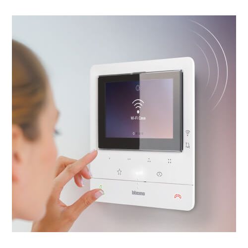 Videointerfon Classe 100 cu Wi-Fi + 4 butoane 5" alb, BTicino