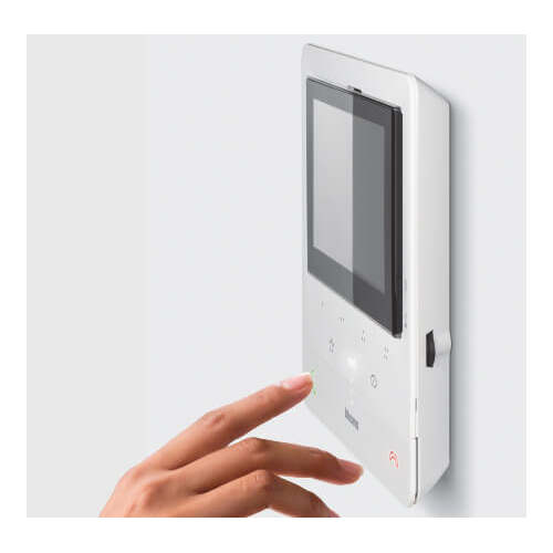 Videointerfon Classe 100 cu Wi-Fi + 4 butoane 5" alb, BTicino